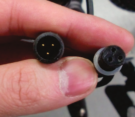 b. Felkod eller blinkande LED förekommer fortfarande = Fortsätt testen för att finna den defekta kompononenten. Problem med kontakt mellan batteri och kontrollbox Åtgärd: 1.
