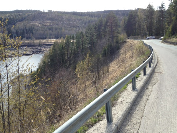 1 Allmänt Geotekniker Stefan Johansson och Hasnain Iqbal, Sweco gjorde en besiktning av en del av väg 975 ca 0.7 km i Näsåker.