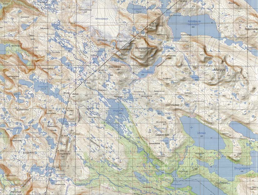 1 BAKGRUND Sårgåjávrre på nivån +520 möh avbördas via Sårkåjhåhka till Suorvamagsinets västra ände. Avrinningsområdet uppges av SMHI till 272,6 km 2 varav 82,2 km 2 ligger i Norge.