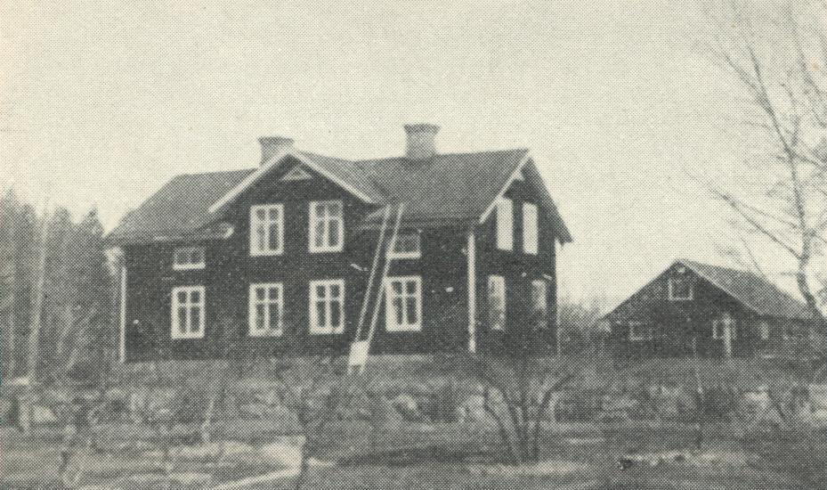 Mangårdsbyggnaden på Jerk-Pers revs och byggdes upp på Sörmarken, och detta är den byggnad som kallades för Lillbyggningen, vilken senare förstördes i en brand.