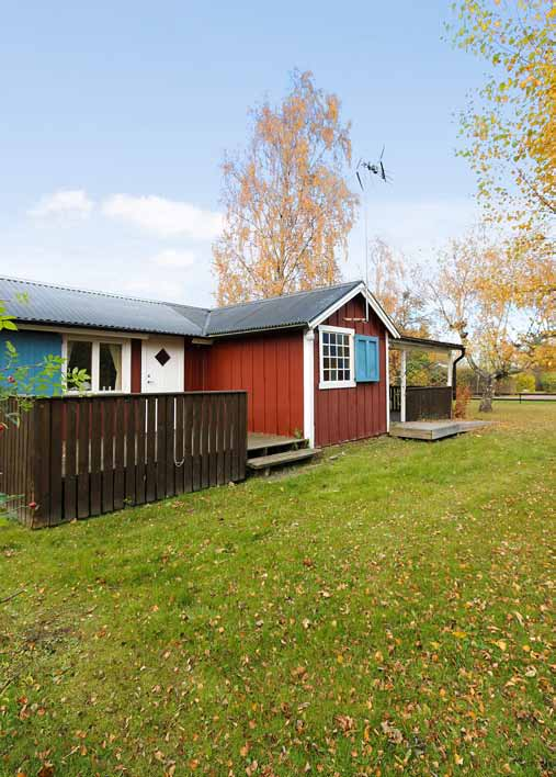 fritidsboende med nära till allt Sommarstuga i behov av renovering med attraktivt läge vid badstranden i Borgholm ca 300 meter från havet i det populära Sjöstugeområdet.