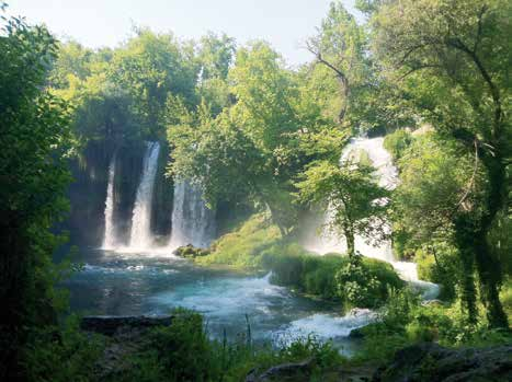 Manavgat sigling og verslun Verslun og sólbað, en dásamlegur sumarfrísdagur! Markaðurinn í Manavgats er vinsælasti markaður Antalya svæðisins en þar selst allt á milli himins og jarðar.