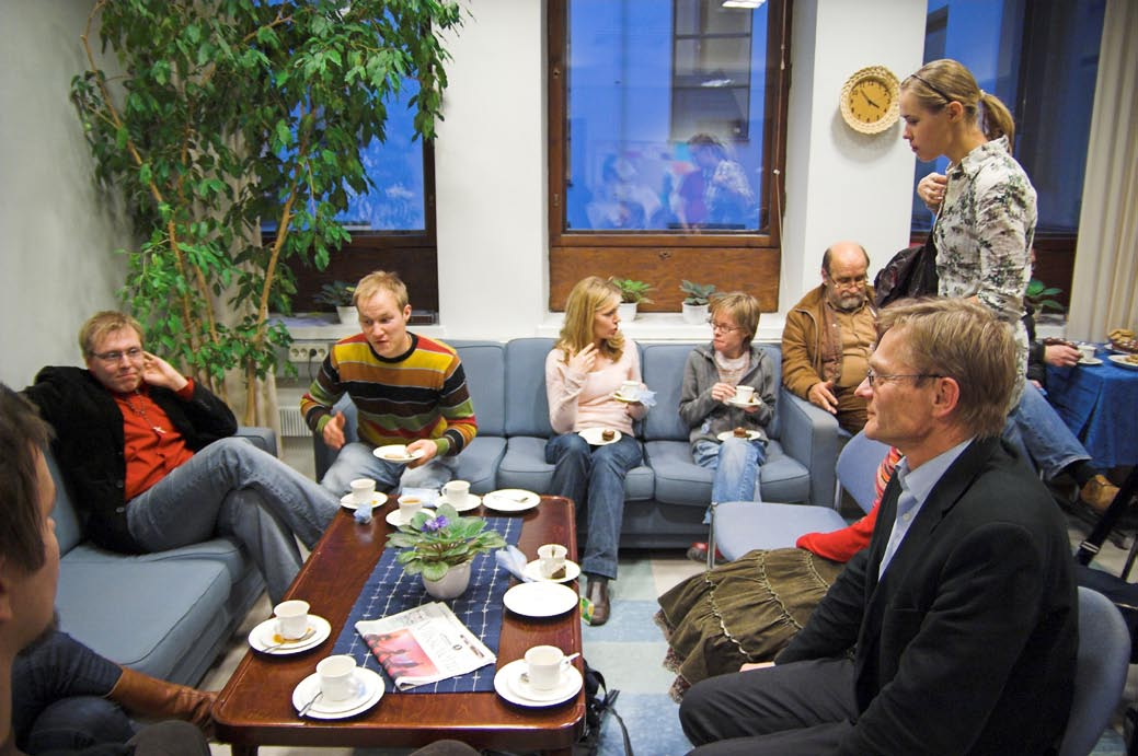 På öppningskaffet hade studerandena tillfälle att diskutera med Timo Junkkaala.
