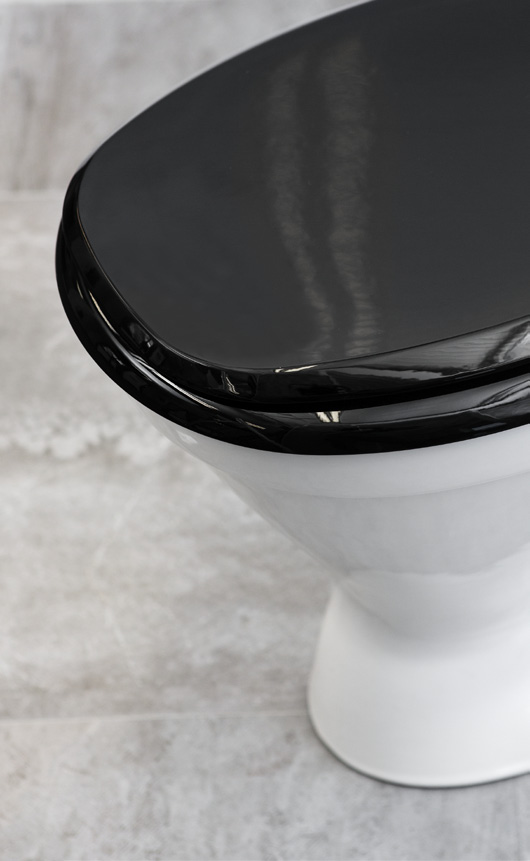 KAN Classic är vår storsäljande klassiker med snabbfäste. Med en kärna av trä och en högblank lackad yta, får du exklusivitet, komfort och en hållbar toalettsits med karaktär. Est.
