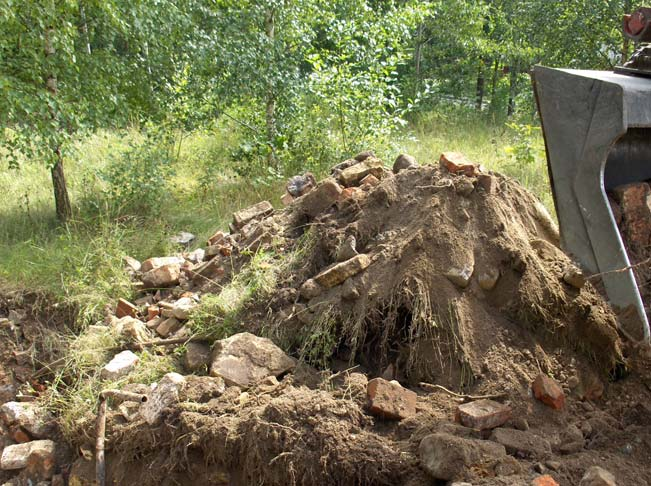 Dnr 577-11784-05 Hål 8 Koordinater 1504261, 6299790 Fyll med glasrester 0-0,5 m Betong järnskrot rör mm Stopp på nivå 2,0 m under markytan Betongfundament stående väggar i sida Trolig