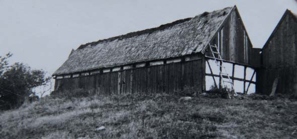 Reparation av västra längan. Västra längan 1945 med brädklädd västfasad. Foto: Harald Olsson, Skånes hembygdsförbund. Regionmuseets arkiv, Lund.