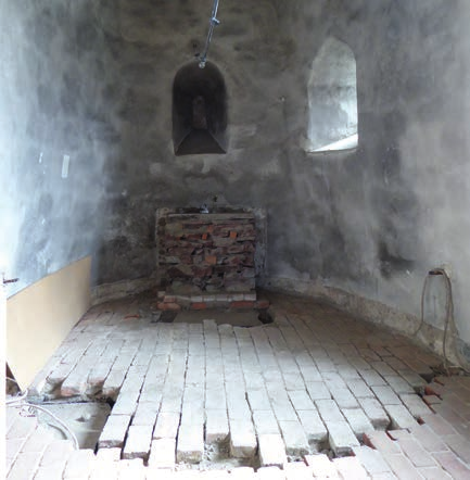 Syfte och metod Vid en renovering 2014 i kyrkan uppdagades det att ett äldre tegelgolv fanns under det trägolv som då täckte koret.