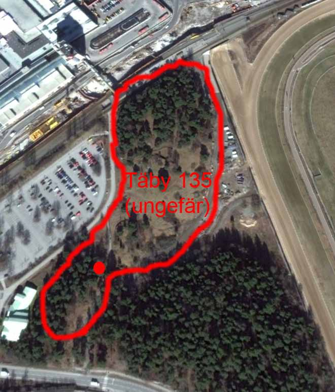 Skadorna på gravfältet vid Täby centrum polisanmäls! I årets Fornminnesnytt nr 3 skrev jag bl.a. om en förundersökning i avgränsande syfte av gravfält Täby 135:1 dvs det gravfält som börjar precis vid station Täby centrum och fortsätter på bägge sidor av gångvägen upp mot Grindtorpsvägen.
