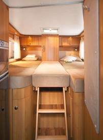 Rent boendenöje Ett nytt intryck. Den superbekväma L-soffgruppen med ergonomiskt format, stort sittdjup och loungeliknande ryggstöd utgör mittpunkten i modellen HYMER Tramp 674 CL.