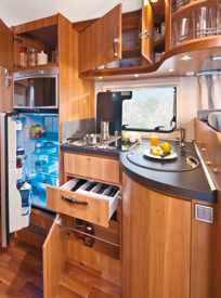 Fantastisk lägenhet Möbleringens svängda form, de accentuerade kanternas harmoni i Noce Bergamo och tygkombinationen med designen Husum präglar den lyxiga miljön i HYMER Tramp 614 CL.