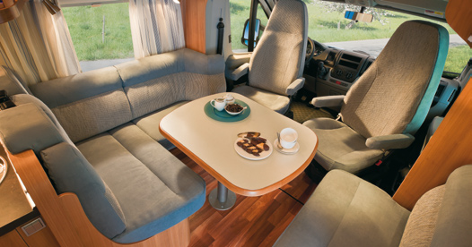 Variationer av interiören. I HYMER Tramp 2x2 654 ligger badrummet bredvid sovrummet i fordonets bakdel.