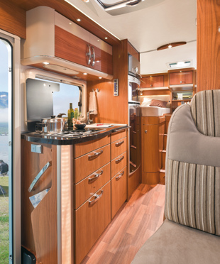 Modern och elegant. Den lyxiga och generösa miljön i HYMER Tramp 674 SL förmedlar en speciell gedigen elegans med den exklusiva möbeldesignen i Toscana körsbär.