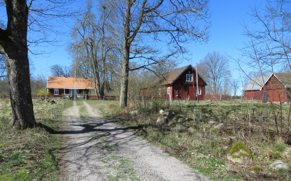 En allé leder upp mot gården, som på så sätt får ovanligt ståndsmässig entré.