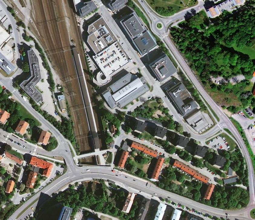 3.2.1 Ostkustbanan Allmänt Ostkustbanan går genom området i nord-sydlig riktning. I nuläget består banan genom området av 4 spår med genomfartstrafik.
