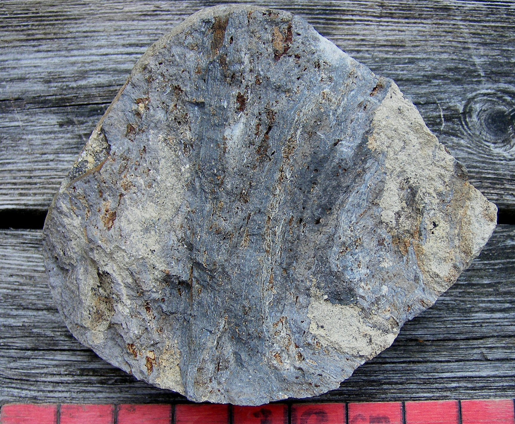 skalan är indelad i cm Övre bilden: I samband med meteoritnedslaget där sjön Mien nu finns bildades en smälta av den befintliga granitberggrunden.
