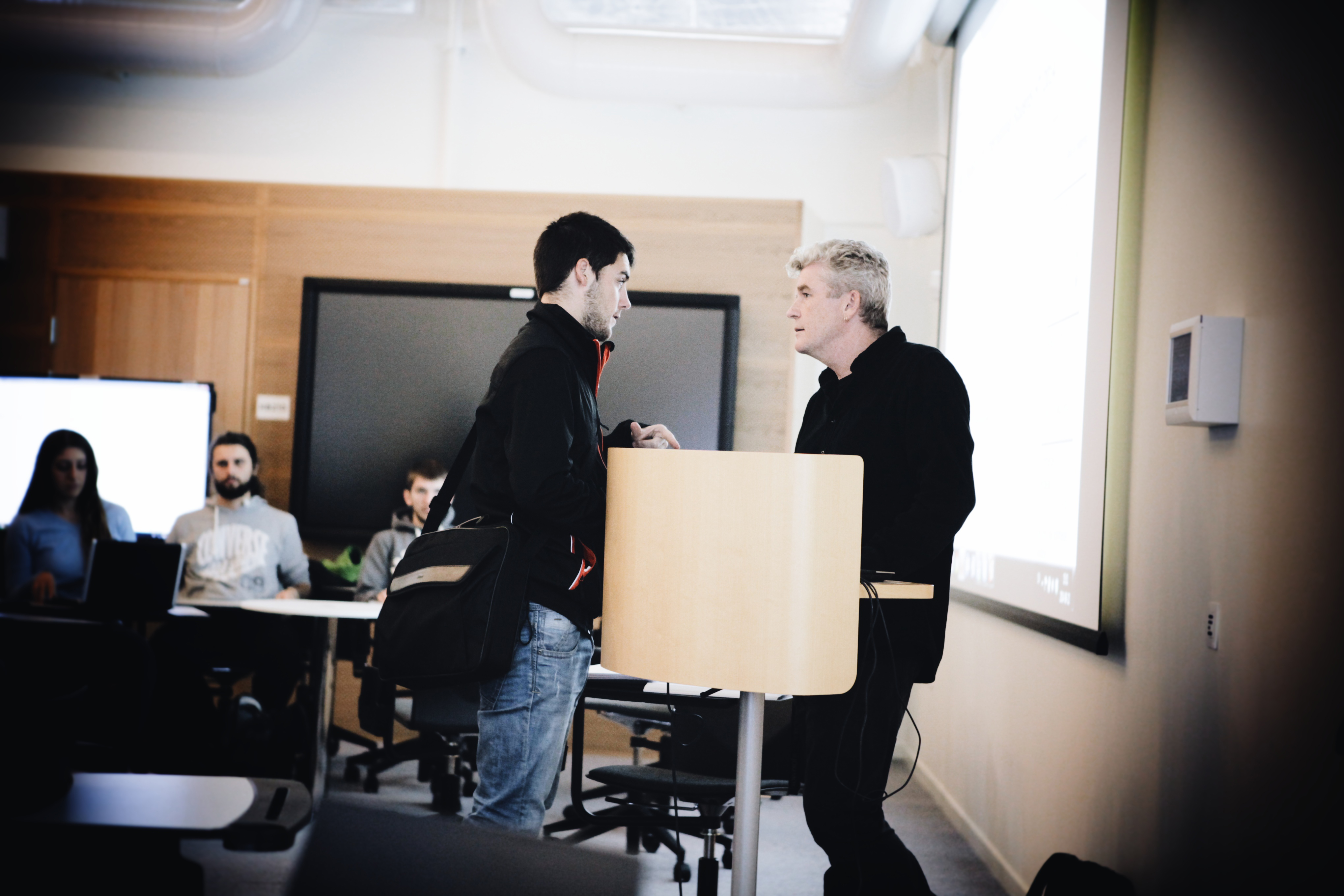Nya Humanisthuset invigt 2014-10- 20 Det 42 år gamla Humanisthuset har vuxit med 580 kvadratmeter och byggts om för ad bädre fungera som mötesplats och för ad ge nya pedagogiska möjligheter.