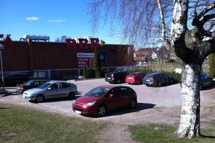 3.2 Nuläge Befintliga parkeringsförhållanden På fastigheten Sundsvik 1:27 (Nilssontomten) finns idag parkeringsytor med cirka 80 platser, område 2 och 3.