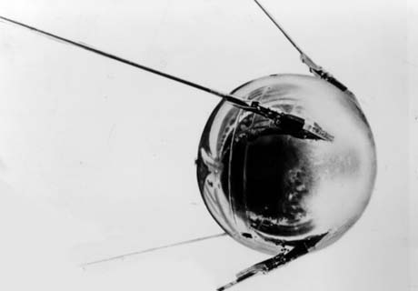 Den första f satelliten Спутник (Sputnik) 4 oktober 1957 84 kg, 58 cm i diameter omloppstid 96 minuter brändes
