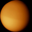 Titan Saturnus största måne r = 2575 km (större än Merkurius) Tät