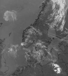 -ljusgrått är kalla, höga moln (slöjmoln/cirrus, ofta tunna som knappt skymmer solen) - mellangrått är medelhöga moln