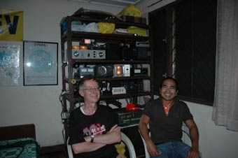 DU1 och DU2 dxpedition april 2009 Först åkte jag och hämtade min licens på PARA, Philippine Amateur Radio Association. De har flyttat sitt kontor från Marikina till Manila.