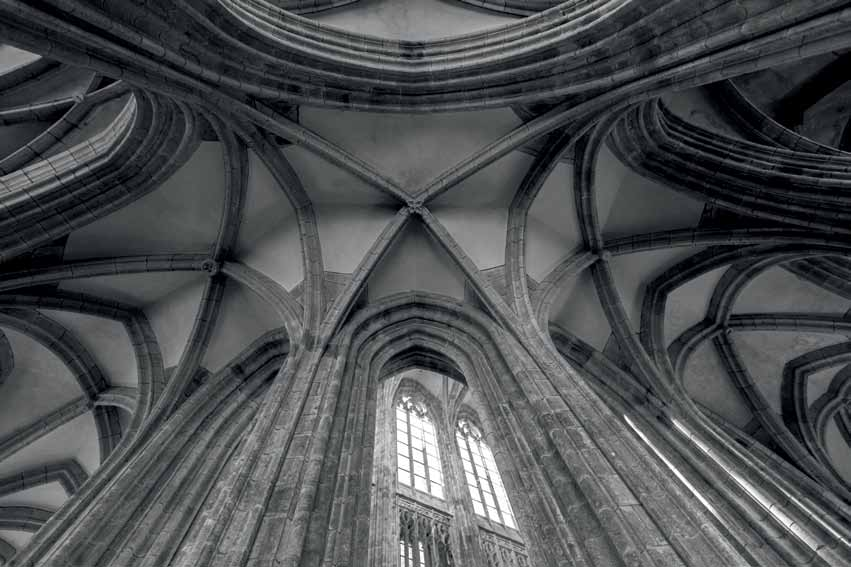 Mont-Saint-Michel är ett kloster och en kommun på gränsen mellan Normandie och Bretagne i norra Frankrike som med sina 44 invånare är den innan millennieskiftet uppfördes en kyrka.