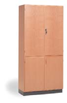 Högskåp med stomme och dörrar av 19 mm spånskiva. Hyllor i lamellträ med kantlist av massivträ. Överfalsade dörrar med 15 mm träkantlister.