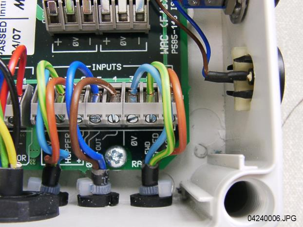 2.3 Strömförsörjningen Anslut strömkabeln till batteriet och för kabeln bak på traktorn. Följ existerande kabelföringar, där det är möjligt, och fäst kabeln med de medföljande klamrarna. OBS!
