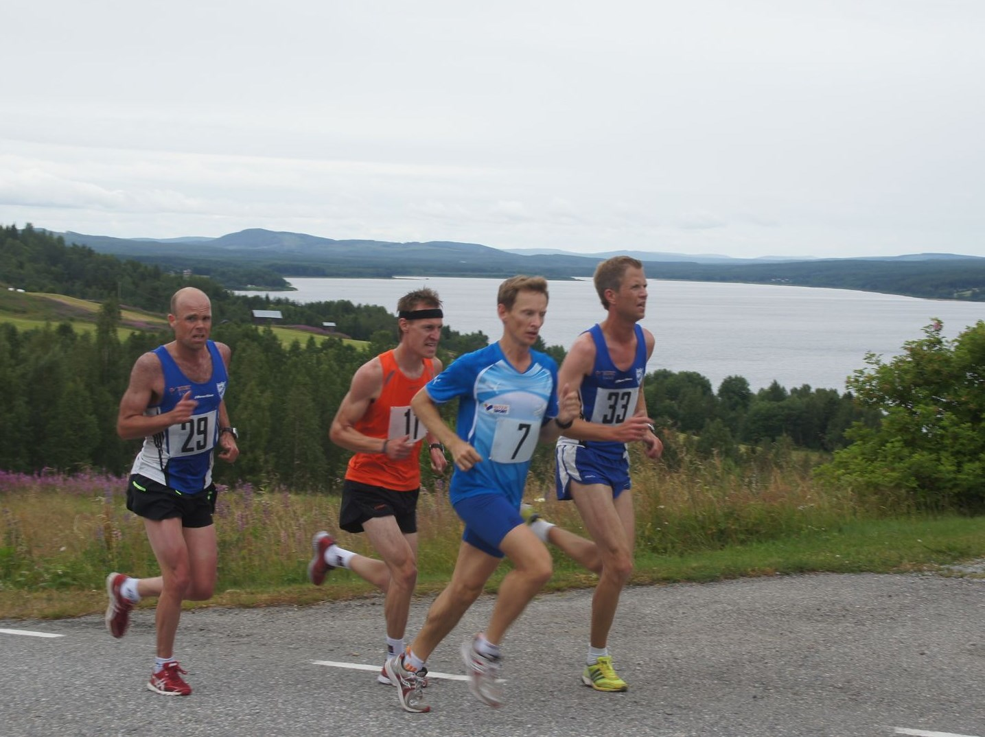20 Tätklungan passerar högsta punkten på västra sidan sjön under tävlingen 2011 med Örträsket i bakgrunden. Slutsegraren Kristoffer Österlund med nummer 7 på bröstet.