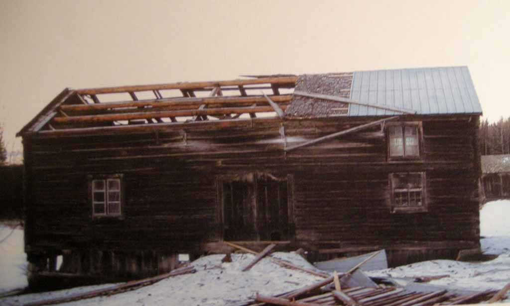 Rapport Länsmuseet Gävleborg 2015:21 STORMSKADOR VID ERSK-MATS Antikvarisk medverkan vid renovering av stallets yttertak, ladugårdskomplexets port, fönster på
