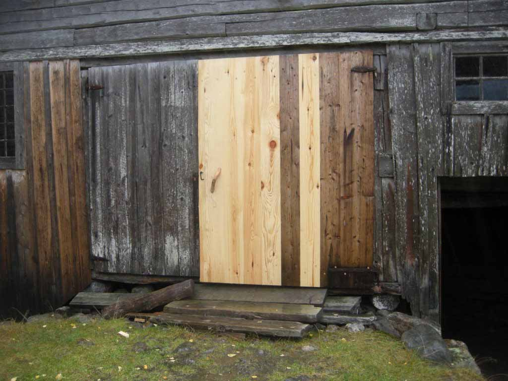 ovanpå trobrädorna monterades läkt och masonit och på masoniten spikades strö- och bärläkt och ett nytt tak av galvaniserad pannplåt.