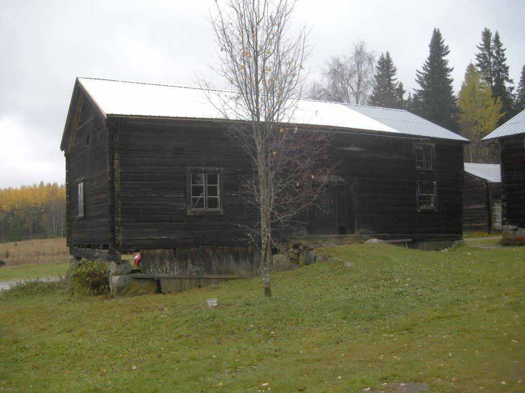 KVARSTÅENDE ARBETEN I samband med slutbesiktningen studerades en rad olika skador på byggnader vid Ersk-Mats och fastighetsägaren Nordanstigs kommun har för avsikt att söka byggnadsvårdsbidrag för