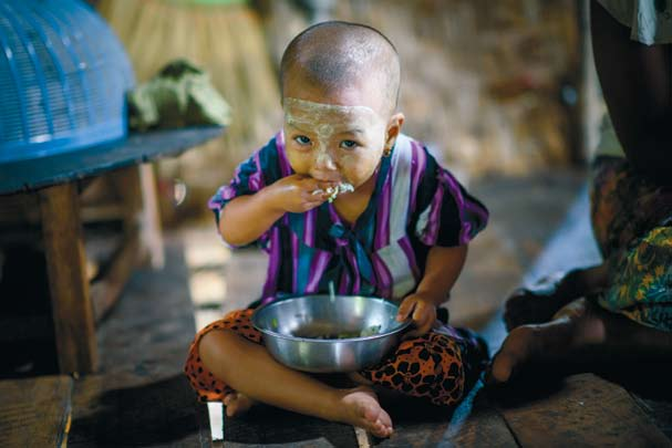 foto: magnus aronson/ikon för allas rätt till mat Khine Wut Hmone Kyaw är en av 795 miljoner människor som ofta äter för lite, för näringsfattigt och för sällan.