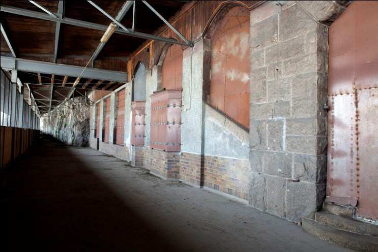 Sida 23 (65) fungerade som slutstation för Saltsjöbanan. Trappan och murarnas karakteristika spetsbågiga valv syns tydligt. Bild: Stockholms stadsmuseum (överst) respektive okänd (ovan). Fig 5.