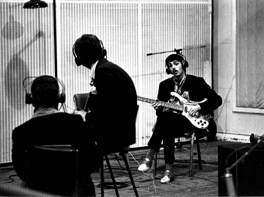 1966 ytterliggare en mikrofon på trummorna.