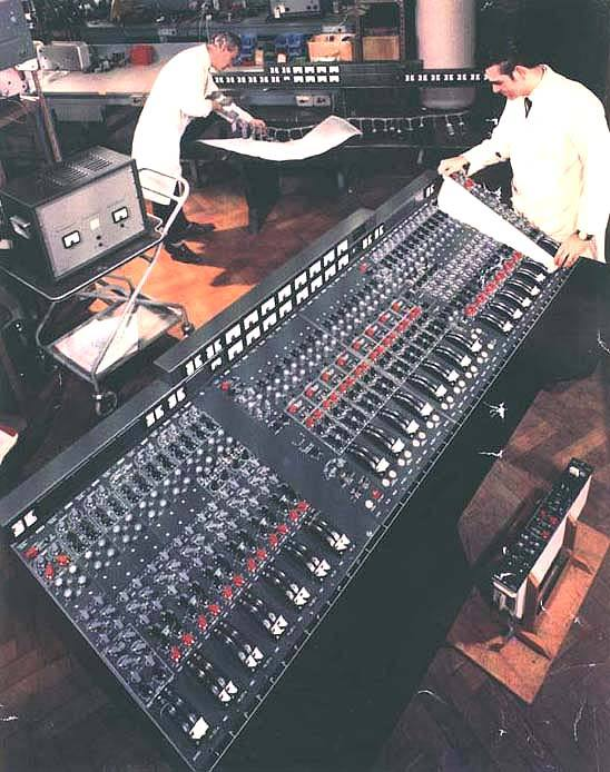 Akustisk/ mekaniska/ elektriska system Analoga Inspelningskonsol i slutet av 60-talet Abbey Road studio 2
