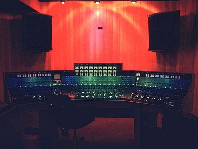Akustisk/ mekaniska/ elektriska system Analoga Inspelningskonsol Abbey Road studio 2 70-83 Mixerbord EMI TG12345 MK4 32 kanaler in, 24 ut Pink