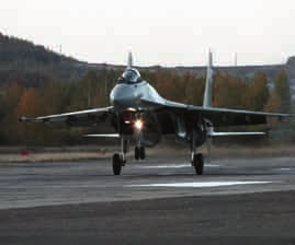 Motorernas utblåsmunstycken kan vridas. Det ger Su-35 extremt goda manöveregenskaper trots avsaknaden av canarder.