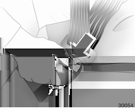 Stolar, säkerhetsfunktioner 39 Dra ut bältet ur rullautomaten, för det över kroppen utan att det vrids och sätt i låstungan i låset. Dra åt höftbältet ofta under körningen genom att dra i axelbältet.