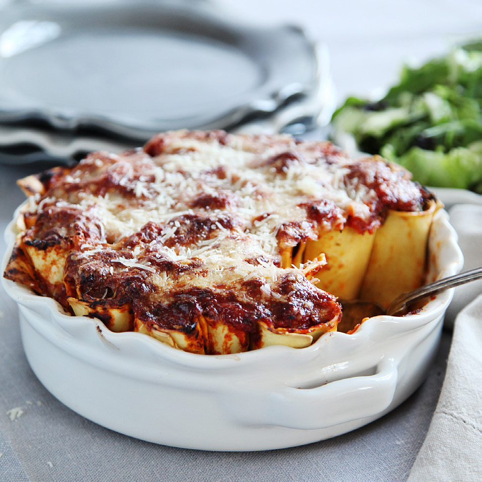 OSTGRATINERADE PASTASTUBBAR med nötfärs Ca 40 min Pastastubbar 2 förp lasagneplattor rödlök vitlöksklyfta msk olivolja* 500 gram nötfärs ½ burk majskorn ½ msk torkad timjan* ½ förp krossade tomater