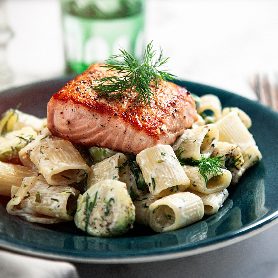 LAX MED DILLDOFTANDE PASTA och ärtor Ca 0 min Lax 500 gram tinad laxfilé msk olivolja* Pasta 4 port pasta 2 dl creme fraiche Saft och skal från ½ citron msk fryst dill tsk honung* 200 gram frysta