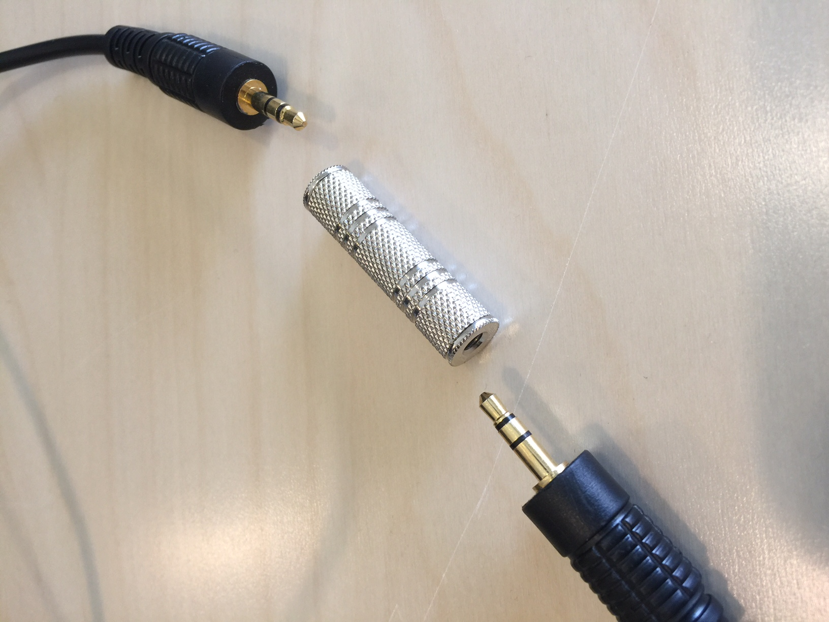4. Sätt på och placera ut de mikrofoner som ska användas i sammanhanget (Se tidigare instruktioner om mikrofonerna) 5.