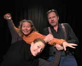 Teater Bråklådan Teater Soja & Korona Dans, Sundsvall Foto: Jonas Jonsson På scenen står en stor låda. Om lådan kommer det att bråkas. Skräpet ska bort! Rut har ansvaret. Ferdinand ska göra jobbet.