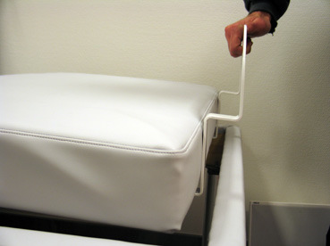 3. Häng fast fjärrkontrollen till sängen på en av långsidorna och anslut sladden till vägguttaget. 4. Montera madrasstödet. Höj upp fotändan på sängen med hjälp av fjärrkontrollen.