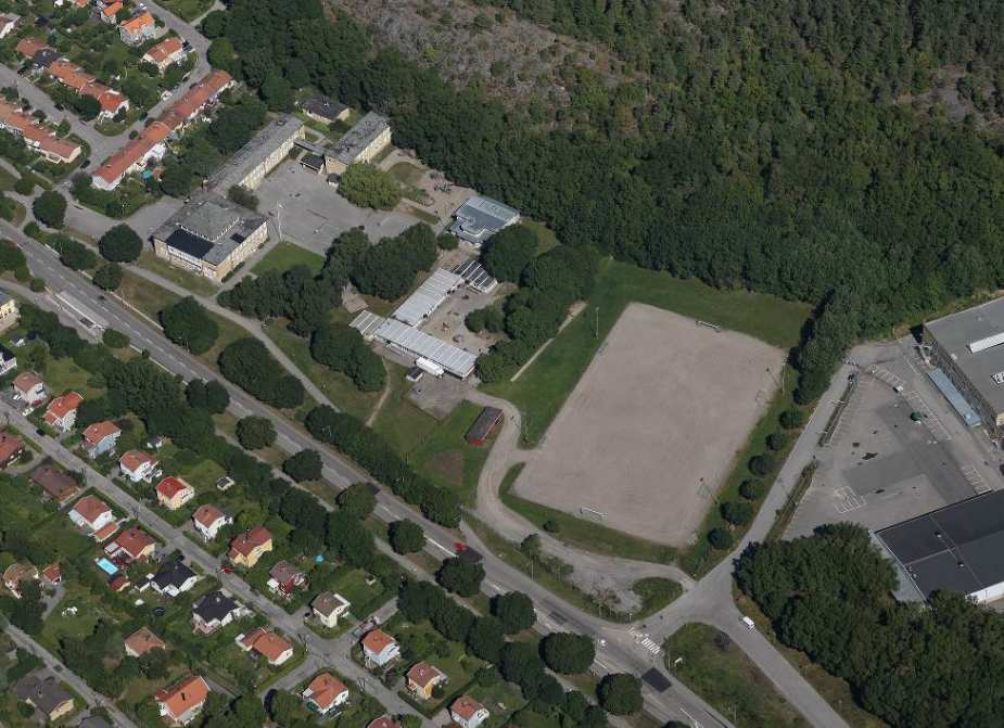 Sida 4 (8) Planområdets förutsättningar Kämpetorpskolan Solbergaskogen Gång- och cykeltunnel Gympasal Kämpetorps bollplan Älvsjövägen Tillfälliga förskolepaviljonger Kabelverket Flygfoto med