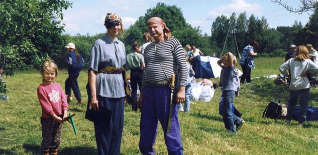 Raitis med familj tog emot oss inspirerade av Raitis tidigare arbete som filmoperatör.