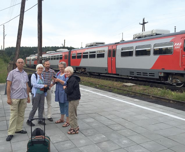 Kyrkoresa 3: Pilgrimer vid Ladoga Med tydliga instruktioner, biljetter köpta och kuvert med kontanter i, både rubel och euro, till såväl förutsedda och oförutsedda utgifter tog vår reseledare Jonas