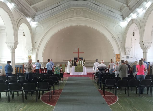 Högmässa i Sankta Katarina kyrka i Sankt Petersburg. Foto Anders Svensson. rar idag totalt verksamheten på ön. Ibland kallas också just därför ön för norra Europas Athos.