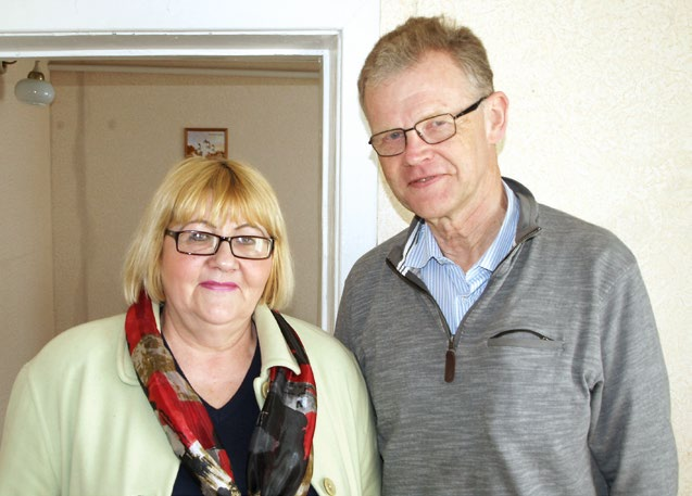 Kyrkorådets ordförande Valentina med NÖs ordförande efter överlämnandet av pengar till renovering. Wladimir Meyerson (82 år) som är ledare för hela kyrkan i Vitryssland.