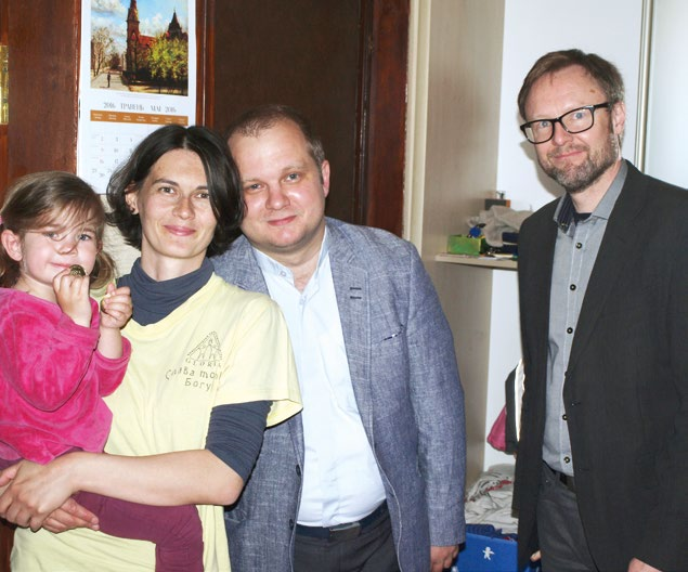 Pavel och Agata Sjvarts med sin äldsta dotter och Magnus Skredsvik. Församlingarna i Charkiv och Poltava är inga stora församlingar men ger ett mycket stabilt intryck.